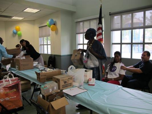 Mamie Jackson helping to volunteers of NORD at Senior Health Event, in Las Palmas Park