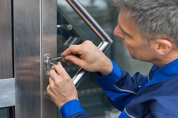 Commercial locksmith