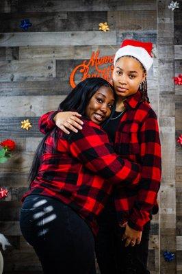 Christmas Photoshoot Session
Duration: 30 min

Pics included: 25-30 digital edited pics. (Prints as well if wanted)

Outfits: 2