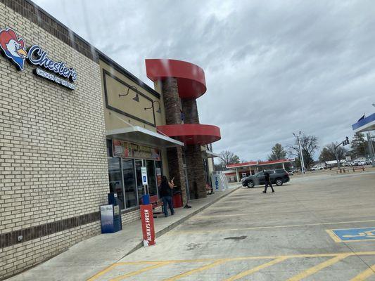 view of front entrance to convenience store