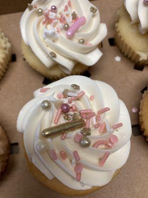 Plain vanilla cupcakes but decorated exquisitely!