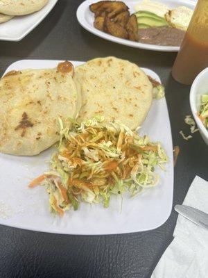 Cocina excelente Pupusas excelente bebidas