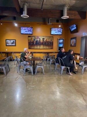 4/21/23 (thu): Interior w/ plenty of seating & tvs