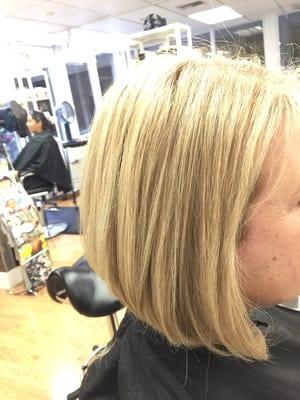 Graduated a line bob with highlights and a base color.