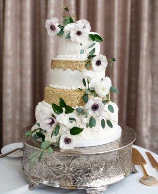 Wedding cake and rented cake stand