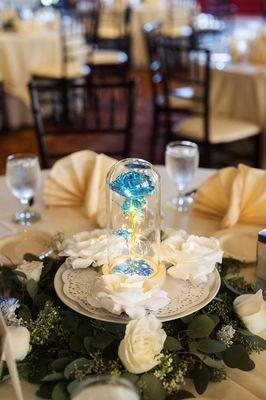 Wreath underneath centerpiece by Dream World Floral & Gifts. Photo by Yang Lu Photography.