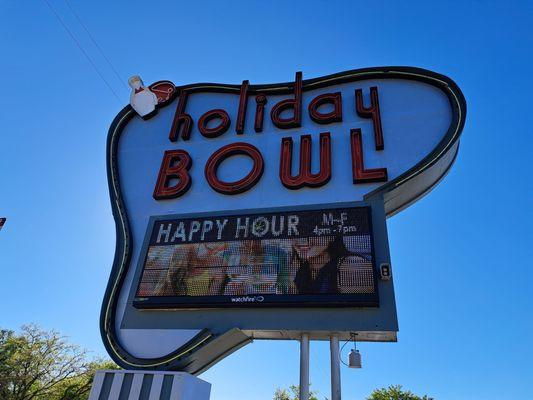 The sign clearly says that Happy Hour is from 4-7pm