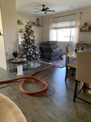 This is how the main living room looked while Miguel was cleaning the sofas.