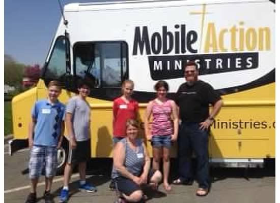 Middle School Students serving Mobile Action Ministries