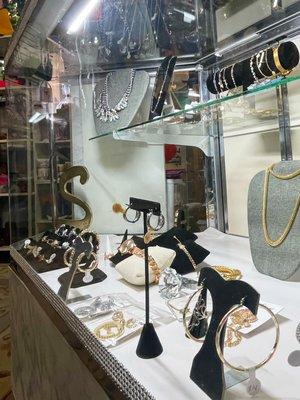 Are you looking to give the gift  of gold jewelry