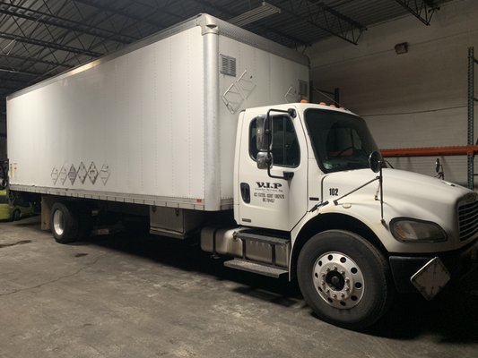 28' box truck with air ride suspension with liftgate