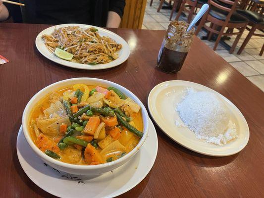 Red curry with tofu and chicken pad thai