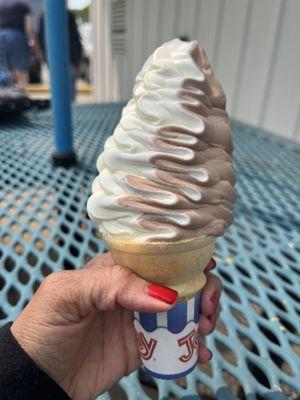 Vanilla & chocolate twist cone