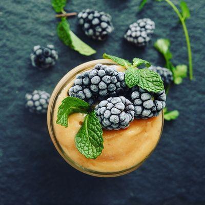 Peach & blackberry smoothie, summer in a jar!