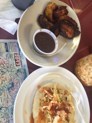 Platanos con frijoles, pupusa revuelta