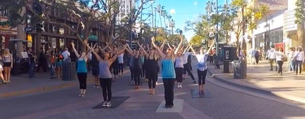 Lululemon SaMo Opening Day Flash Mob!