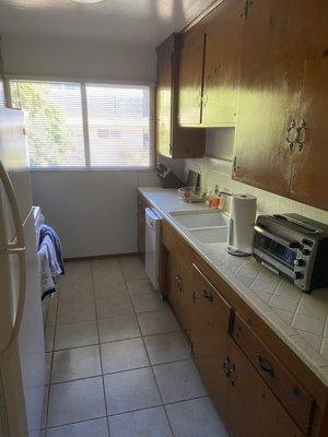 The kitchen size is great for a 1 bed/1 bath apartment and I love the countertops and cabinets.