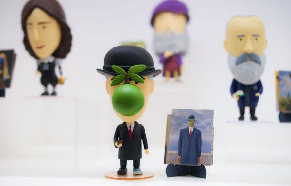 Magritte figurine