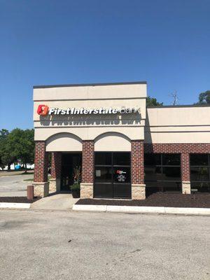 Exterior image of First Interstate Bank in Omaha, NE.