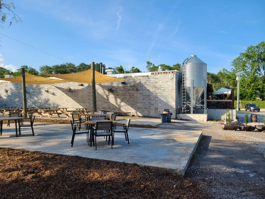 the patio and building at Shellring Ale Works in Port Royal, SC