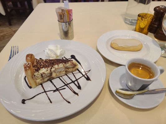 Tiramisu, lemon cookie (gratis), espresso