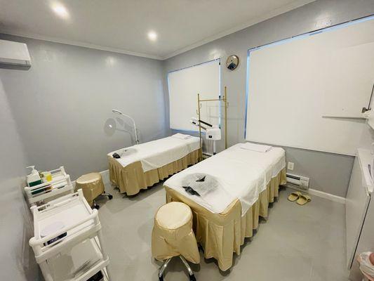 Treatment room for two.