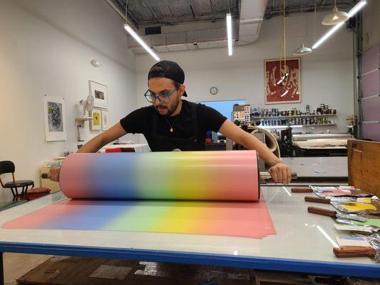 Lead printer, Richie Peña, is rolling out a spectacular blend roll.