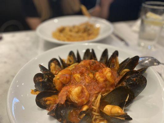 Cultivated Mussels & Shrimp (Special) with linguine & Arrabbiata sauce......Excellent!!