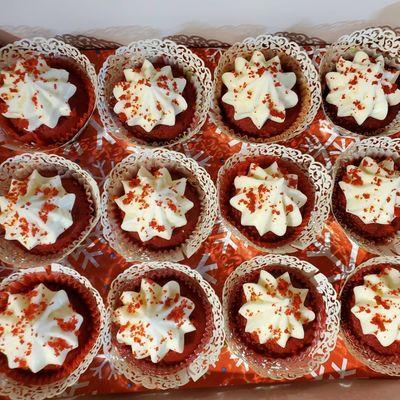 RED VELVET CUPCAKES WITH CREAM CHEESE FROSTING