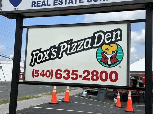 Fox's Pizza Den