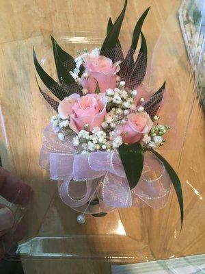 Great small corsage at a great price. Thanks Linda, for yet another creation.