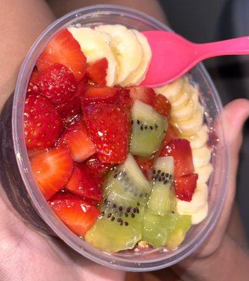 Açaí with kiwi, strawberry, bananas, granola glazed with honey