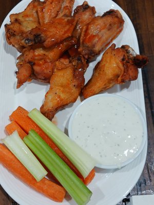 Mild Buffalo chicken wings, ranch dressing.