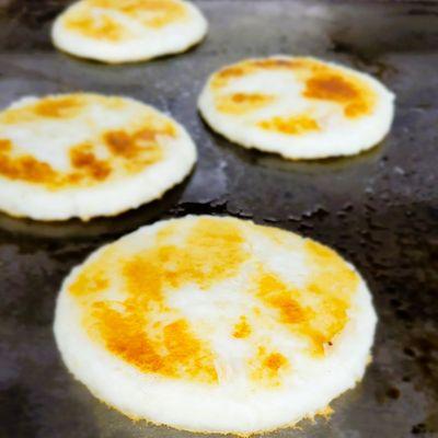 Cheese corn patties (Arepas de queso)