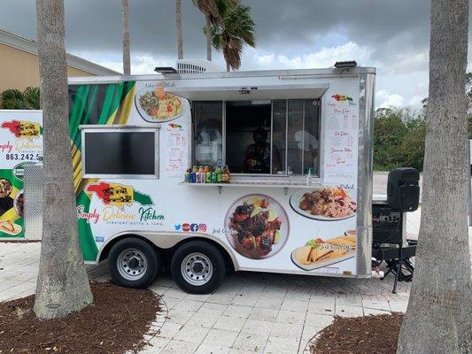 Simply delicious kitchen food trailer at the Vero Beach outlet