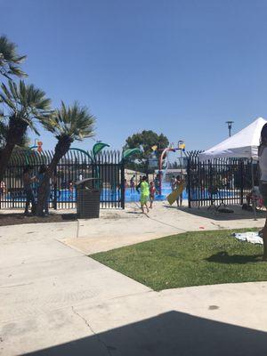 Nice splash pad park for kids to have a good time.