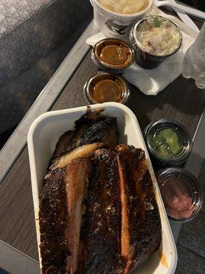 Bbq Spare Ribs slaw and Mac & Cheese