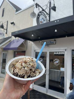 Brownie bowl & coffee ice cream flavor + almonds