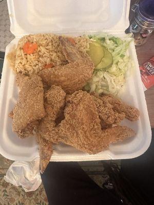 Wings and rice with salad