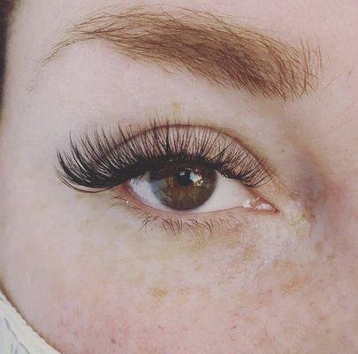 Light volume lash extensions