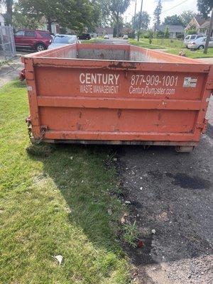 I never seen someone park a dumpster like this!