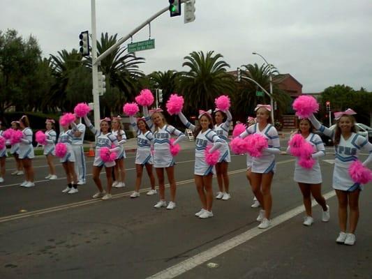 Villa Park HS cheerleaders cheering race participants on.