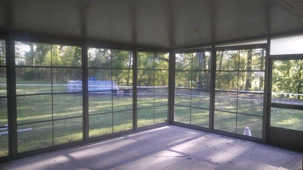 Custom screened-in sunroom built by Bayou Aluminum Enclosures