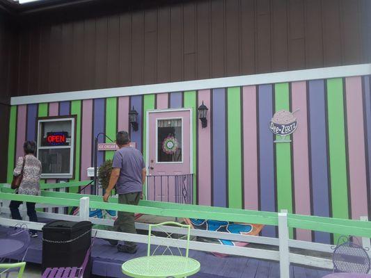 Exterior of the ice cream shop.