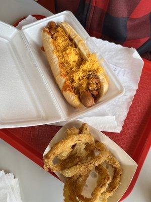 Chilli cheese dog w: onion rings