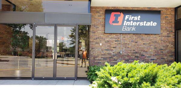 Exterior image of First Interstate Bank in Lincoln, NE.