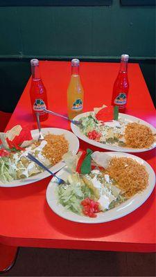 Ricas  enchiladas de pollo  verdes