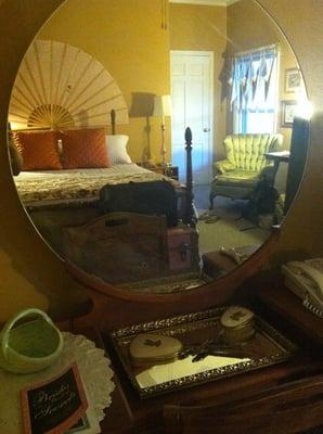 "Antoinette's Fan" room