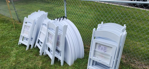 Round tables. White Resin chairs