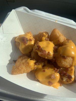 Mac and cheese bites with bacon and cheese sauce